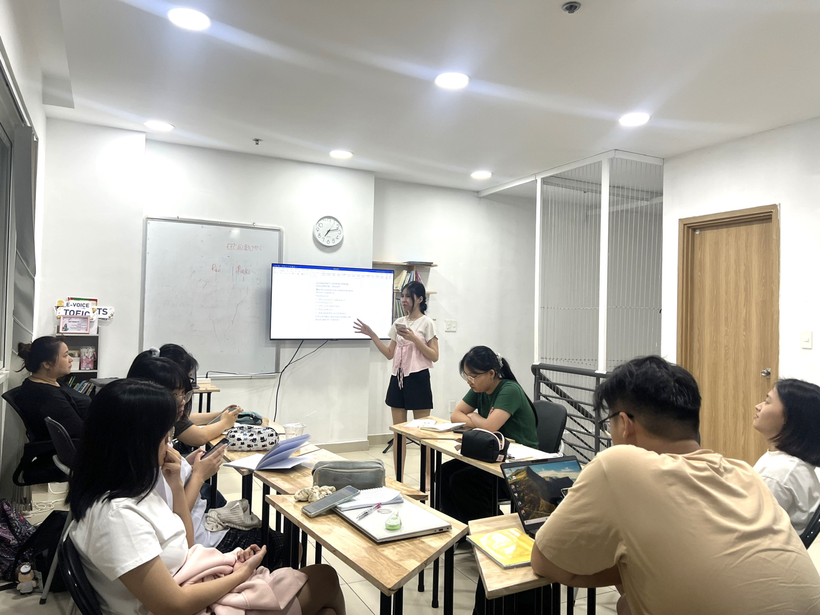 TIẾNG ANH GIAO TIẾP TỪ CƠ BẢN ĐẾN LƯU LOÁT